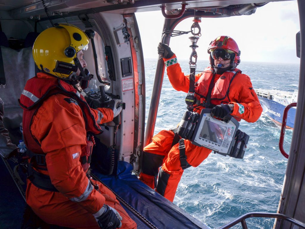HEMS-with-corpuls-3-being-roped-off_LR